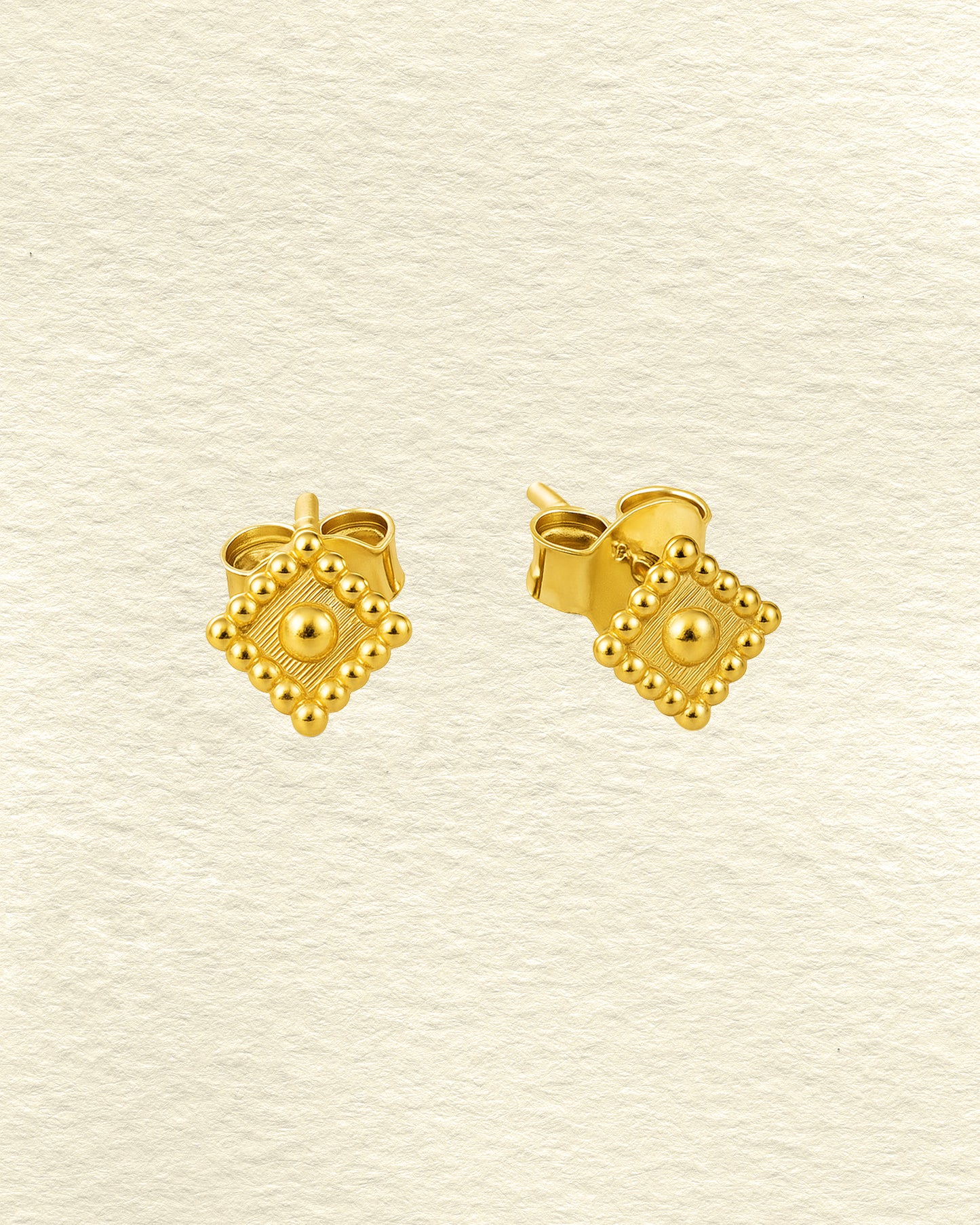 Lara Studs